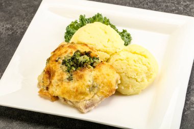 Patates püresi ve peynirli kızarmış pangasius fileto.