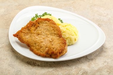 Kızarmış tavuk göğsü şnitzel ve patates püresi.
