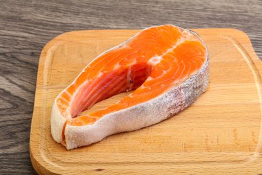 Pişirmek için çiğ somon bifteği.