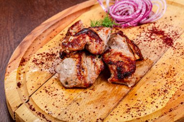 Kafkas geleneksel domuz şiş soğan halkaları servis etti.