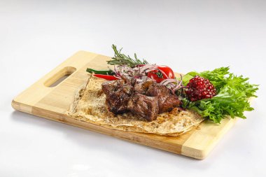 Izgara sığır kebabı ızgara Shashlik soğan servis etti.