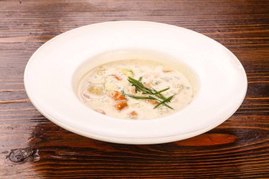 Somonlu geleneksel Fin balık kreması çorbası