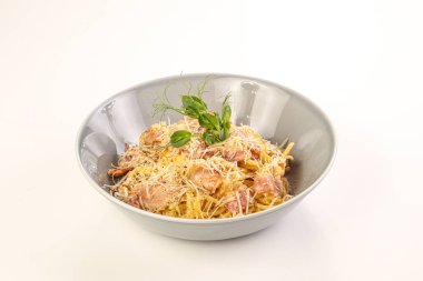 Pastırma ve peynirli İtalyan geleneksel Carbonara.