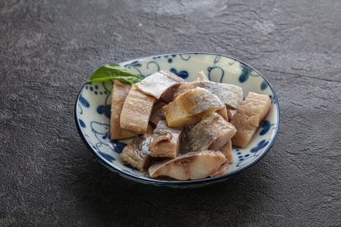 Atıştırmak için dilimlenmiş ringa filetosu kasede.