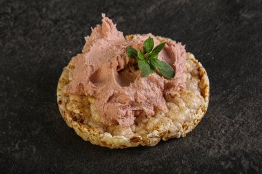 Karaciğer ezmesi kasede fesleğen yaprağı servis edilir.