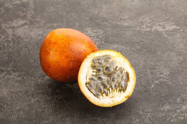 Dilimlenmiş tropik tatlı ve sulu Tutku meyvesi