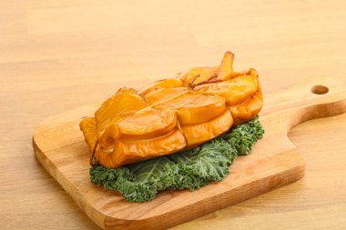 Tütsülenmiş kalamar aperatifi izole edilmiş.