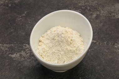 Buğday unu kasede yemek pişirmek için.