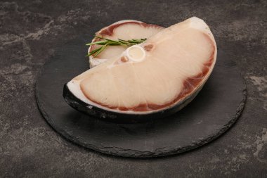 Çiğ köpekbalığı bifteği pişirmek için biberiye servis edilir.