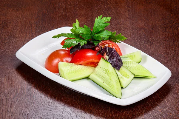 Salat Mit Gemüsescheiben Tomaten Gurken Und Petersilie — Stockfoto