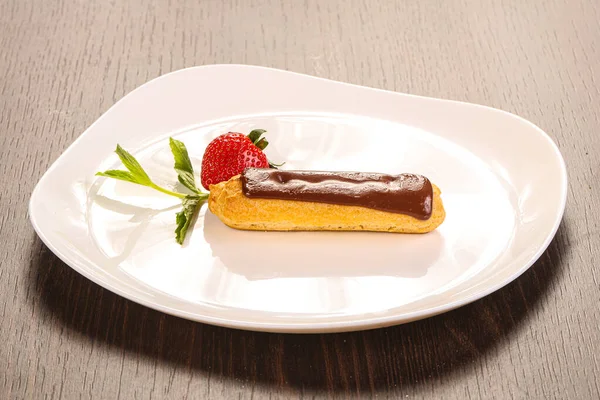 Zoete Smakelijke Eclair Met Chocolade Glazuur — Stockfoto