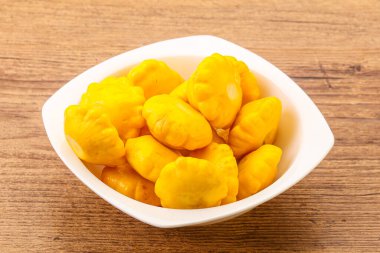 Kasede marine edilmiş bebek pastaları var.