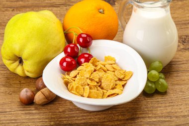 Mısır gevreği, meyve ve sütle kahvaltı