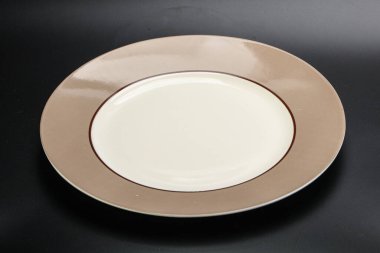 Mutfak için boş renk tabağı izole edildi