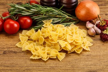 Çiğ İtalyan statü buğday farfalle makarna pişirmek için