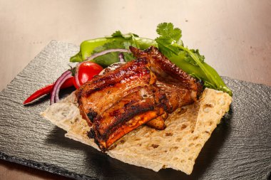 Lezzetli domuz pirzolası ızgara soğan halkaları.