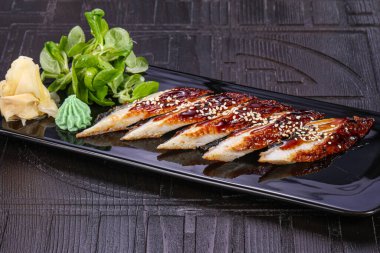 Dilimlenmiş yılan balıklı Japon mutfağı.