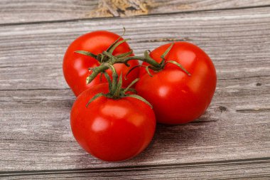 Kırmızı parlak olgun ve tatlı domates dalı