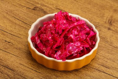 Kasede pancar kökü olan marine edilmiş kırmızı lahana.