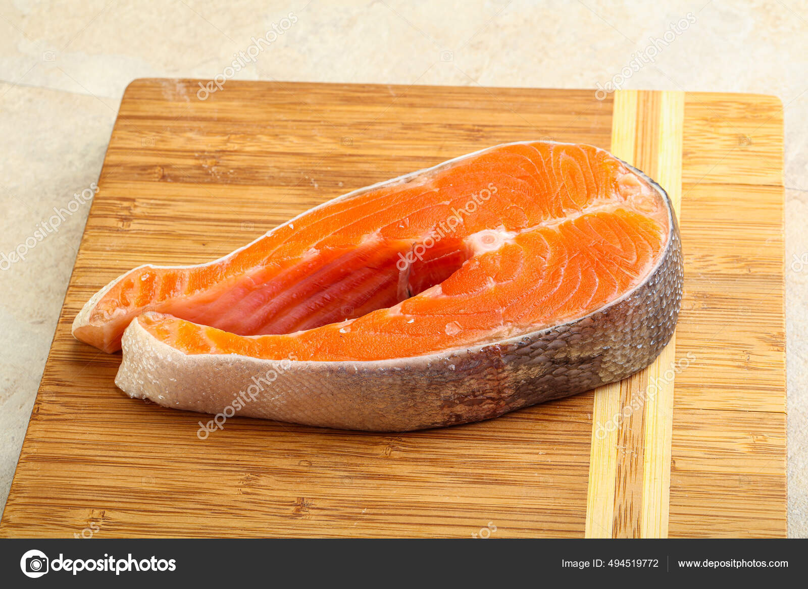 Filete Salmón Crudo Bordo Para Cocinar — Foto de stock #494519772 © AndreySt, image size:1600x1167