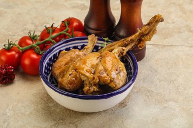 Tatlı ve baharatlı soslu tavşan yahnisi.