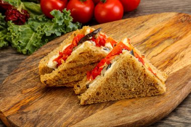 Patlıcanlı ve peynirli vejetaryen sandviçi.