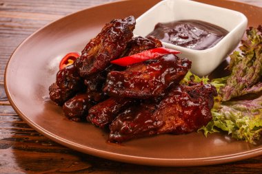 Özel soslu tavuk kanadı barbeküsü.