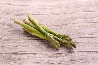 Çiğ, taze kuşkonmaz. Beslenme mutfağı için.