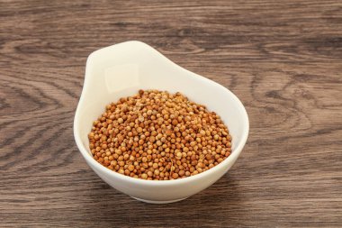 Kuru kişniş tohumları kasede.