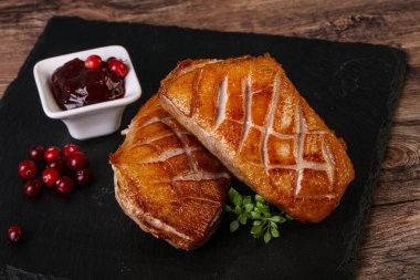 Kızarmış ördek göğsü ve çilek sosu. 