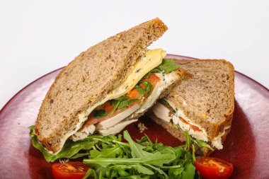 Tavuk göğsü, domates ve peynirli sandviç.