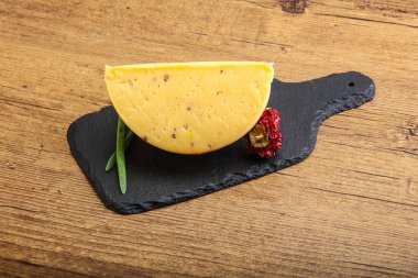 Cevizli sert peynir tuğlası.