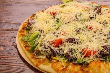 Tavuklu pizza, domates salatası ve peynir.