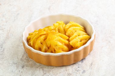 Lezzetli kızarmış patates dilimi kasede