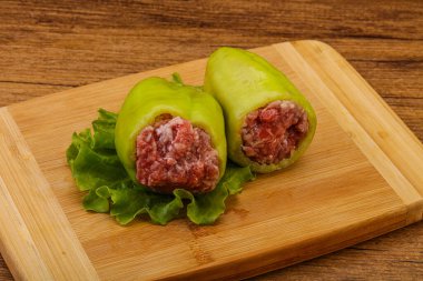 Pişirmek için çiğ biber ve et.