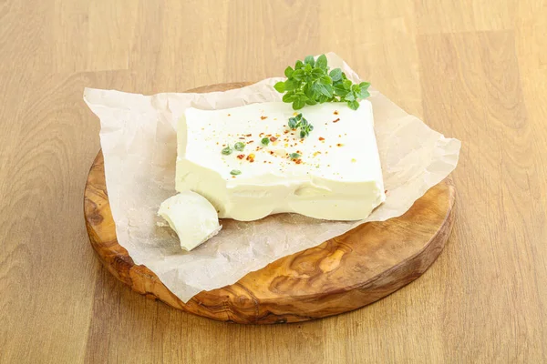 Queso Feta Griego Sobre Mesa Servido Hierbas — Foto de Stock