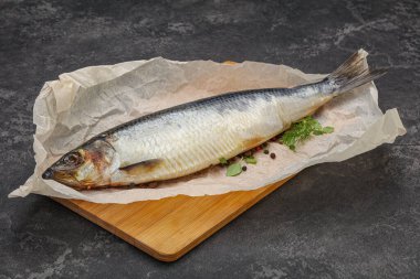 Biber ve baharatlı tuzlu ringa balığı.