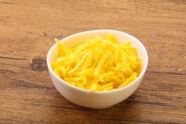 Yemek pişirmek için kasede dilimlenmiş sarı peynir.