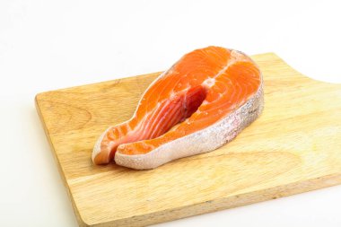 Tahtada pişmemiş çiğ balık.