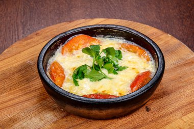 Fırında peynir ve domates.