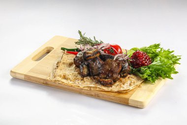 Yağlı salatalı kuzu ciğeri barbeküsü.