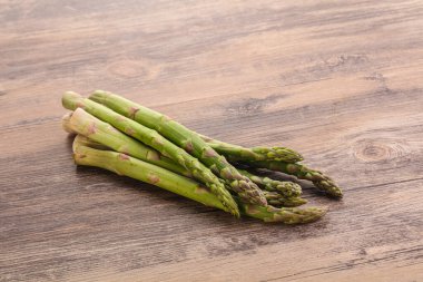 Çiğ, taze kuşkonmaz. Beslenme mutfağı için.