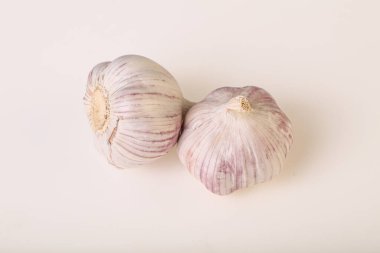 Taze ve lezzetli sarımsak izole edilmiş.