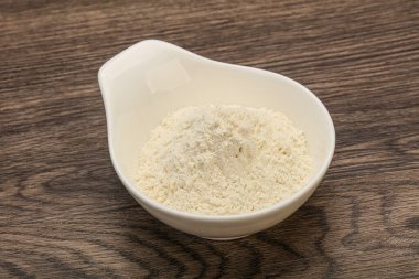 Buğday unu kasede yemek pişirmek için.