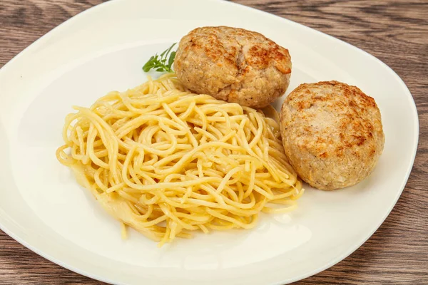 Spaghetti Mit Käse Und Hausgemachtem Hühnerschnitzel — Stockfoto