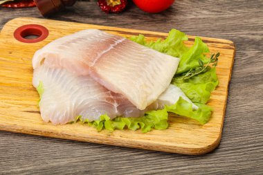 Pişirmek için çiğ pangasius fileto balığı.