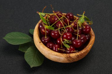 Yapraklarla dolu olgun kiraz yığını