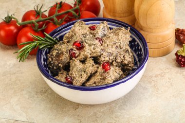 Krema soslu tavuk ciğeri biberiye servis edildi.