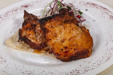 Izgara domuz eti shashlik barbekü soğan servis edilir.