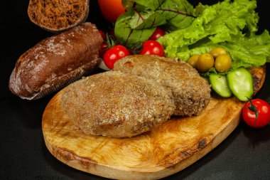 Ev yapımı pirzola ve kıyma.